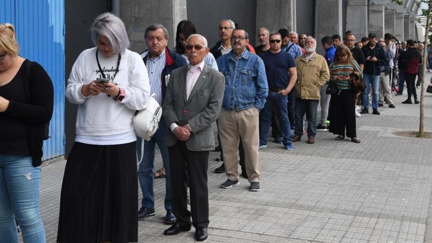 Aficionados del Dépor, en la cola para comprar entradas para el partido contra el Mallorca.