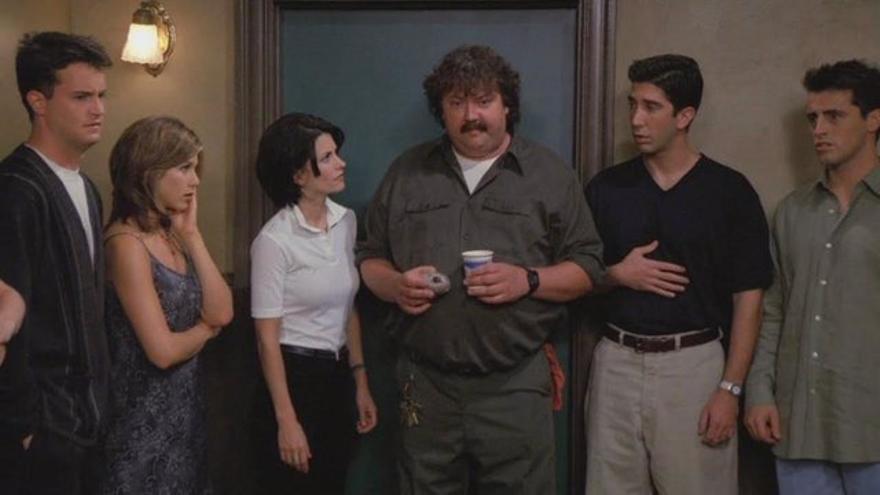 Mike Hagerty, en el centro, en una escena de &#039;Friends&#039;.