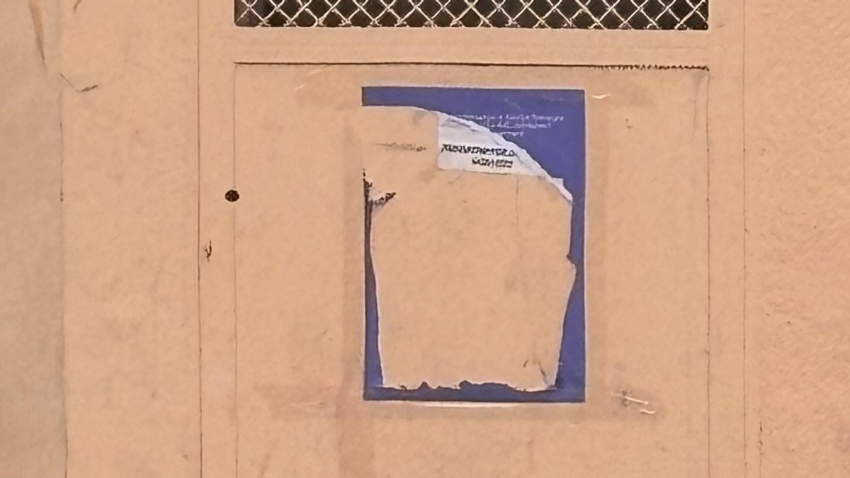 Uno de los carteles arrancados de las calles de Albal.
