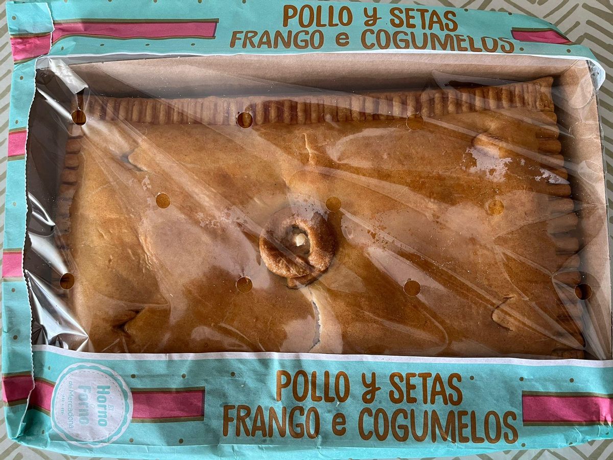 Empanada de pollo y setas (frango e cogumelos) del Mercadona.