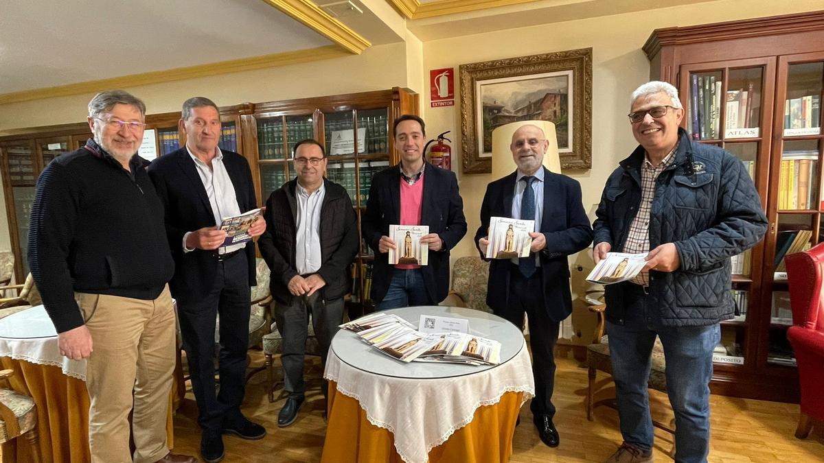 Miembros de la Junta Pro Semana Santa y el alcalde, Luciano Huerga, durante la presentación de la revista.