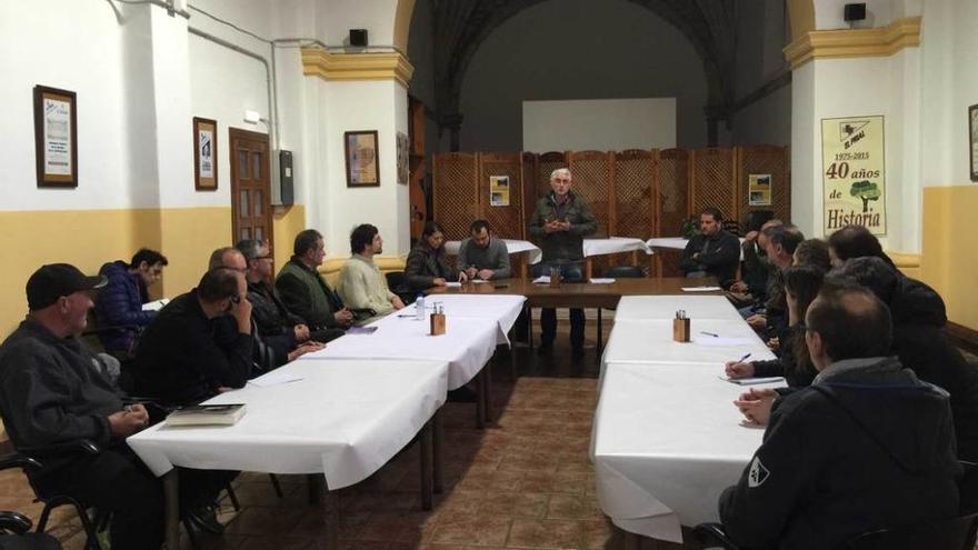 Mesa redonda del grupo de trabajo del avellano, ayer, en la sede de El Prial, en Infiesto.