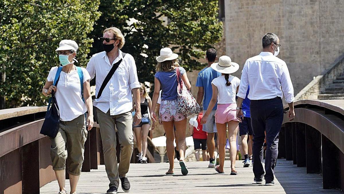 Turistes passejant pel Barri Vell aquest estiu.