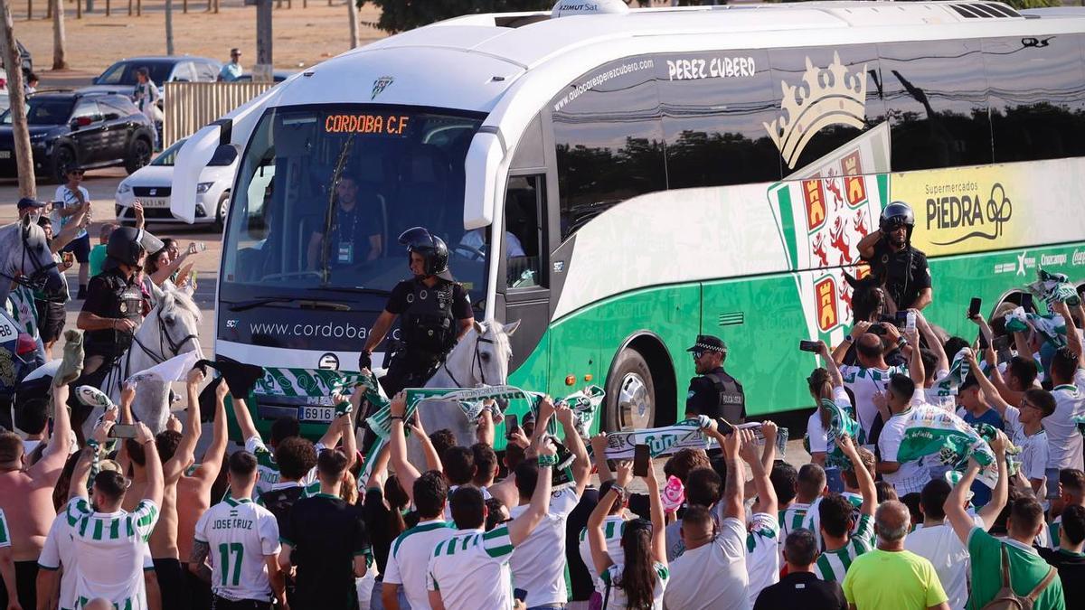 Así recibió la afición del Córdoba CF al autobús del equipo en El Arenal