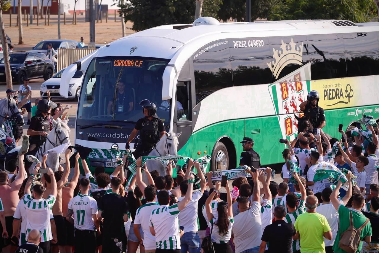 Así recibió la afición del Córdoba CF al autobús del equipo en El Arenal
