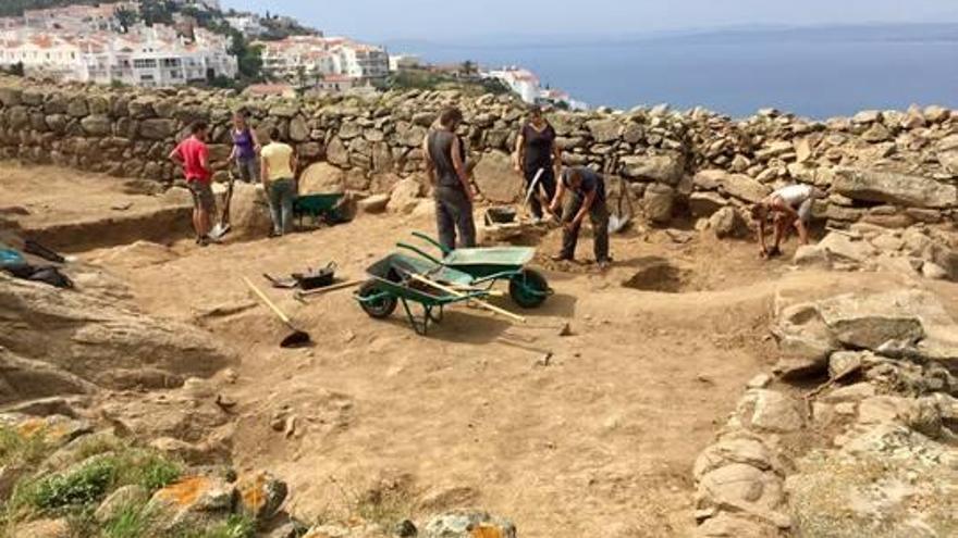 Les vistes des del poblat visigòtic situat al capdamunt del Puig Rom.