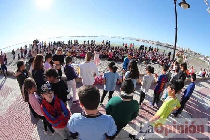 Un 'SOS' gigante para el Mar Menor formado por escolares en Villananitos