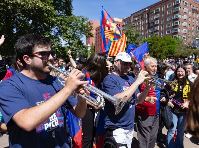 ¡Locura en Bilbao! Miles de aficionados y ambientazo en la fan zone del Barça