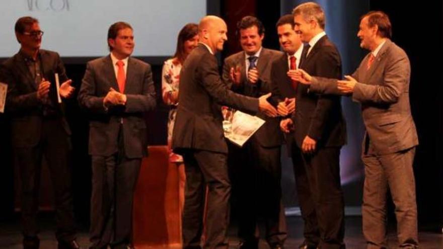 Francisco Javier Coll recibe el premio en presencia de las autoridades que acudieron a la gala.