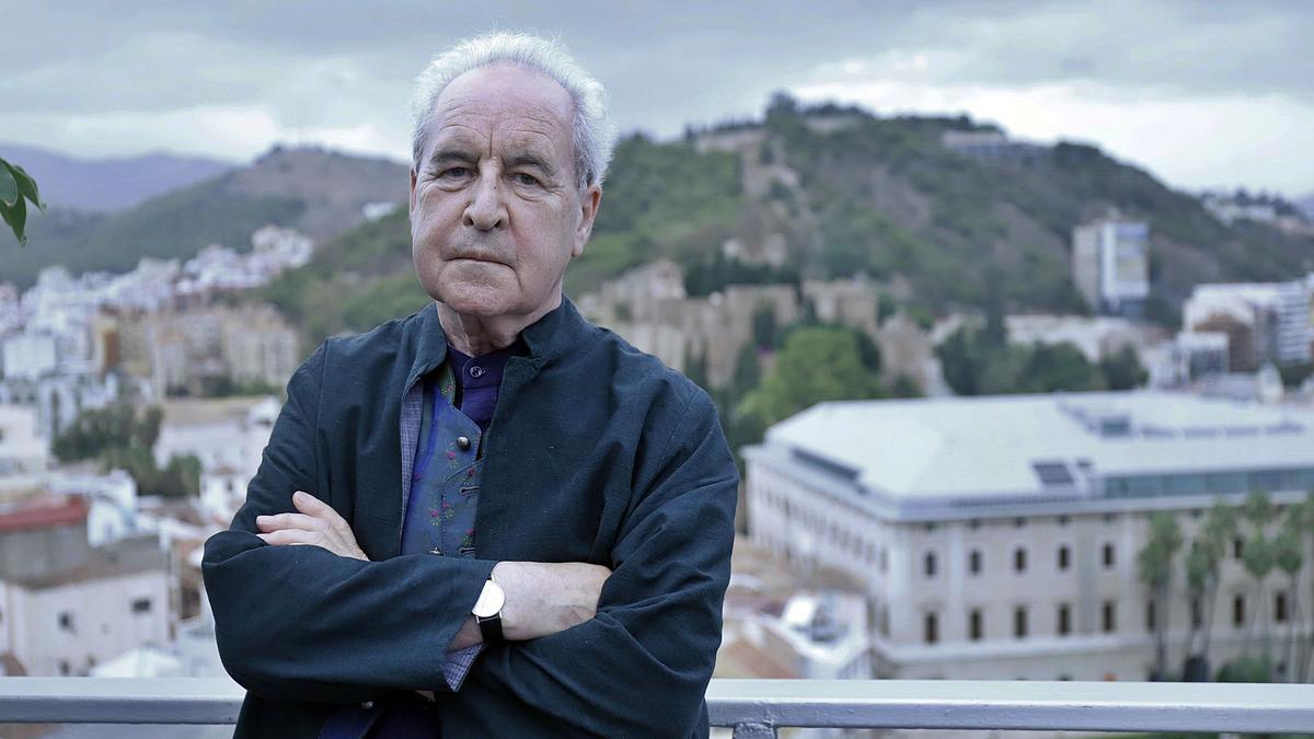 El escritor John Banville
 posa en una terraza 
de Málaga.  | // ÁLEX ZEA