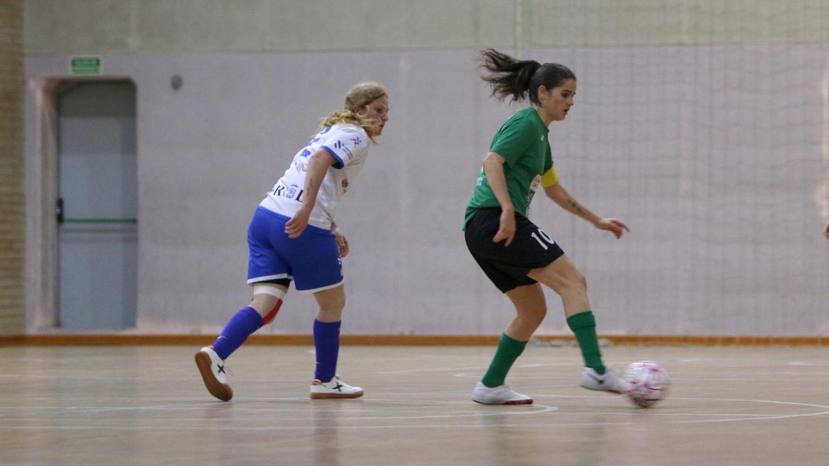 Sheil, del Valdetires, presiona a María en el partido de la primera vuelta.