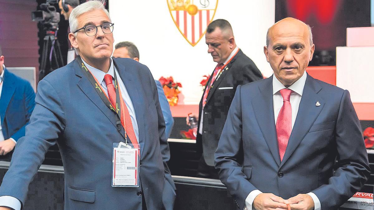 El abogado José Manuel García Quiles (izqda.) y el expresidente del Sevilla FC José María del Nido Benavente, en una junta de accionistas en 2022.