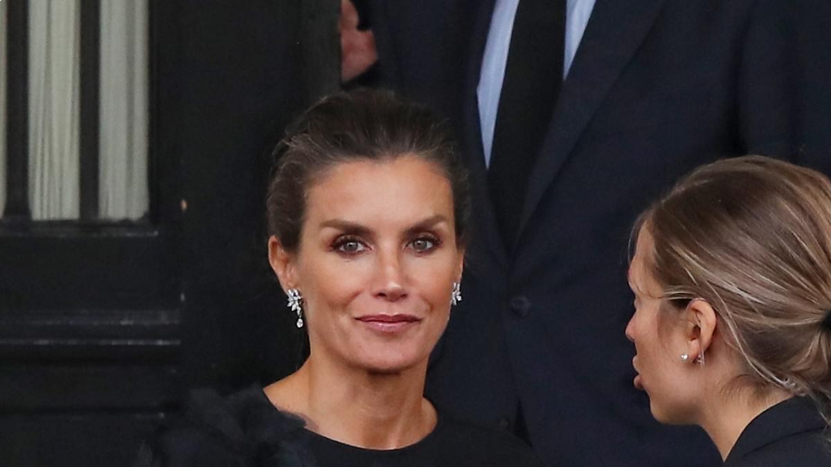 La reina Letizia con vestido negro de aplicaciones de tul en el hombro