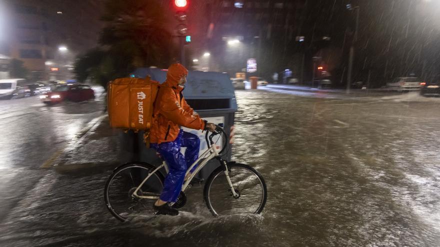 Meter prisa al repartidor en medio del temporal