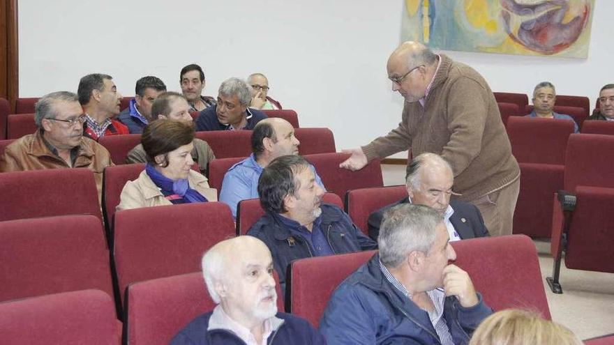 Xabier Aboi charla con afectados por el retraso de la edad de jubilación en una asamblea. // Santos Álvarez