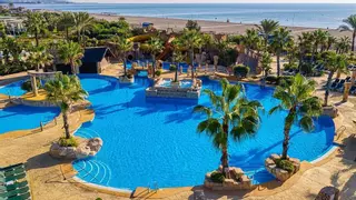 Este es uno de los mejores hoteles familiares de Andalucía: con baños árabes, spa, piscinas con toboganes y habitaciones “enormes”