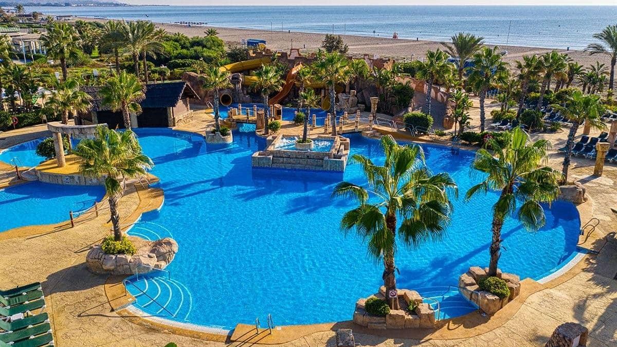 Un hotel familiar 'todo incluido' en primera línea de playa del litoral andaluz.
