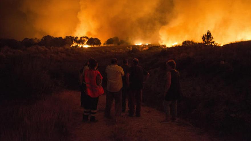 Incendio en Verín: el fuego obliga a desalojar a 200 personas