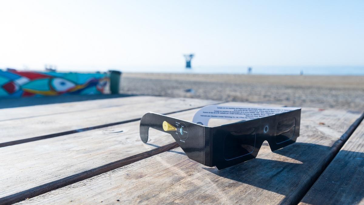 Unas gafas homologadas para ver el eclipse en una playa de Marbella.