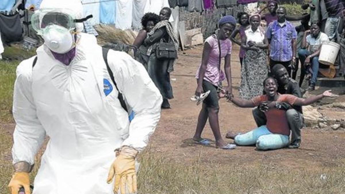 Una mujer se lamenta tras conocer que su marido ha muerto a causa del ébola, en Liberia, en octubre pasado.