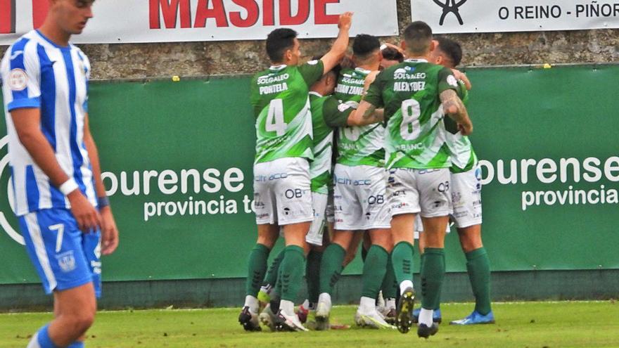 El Arenteiro celebrando el gol de Adri Cruz ante un jugador del Leganés B. |  // FERNANDO CASANOVA