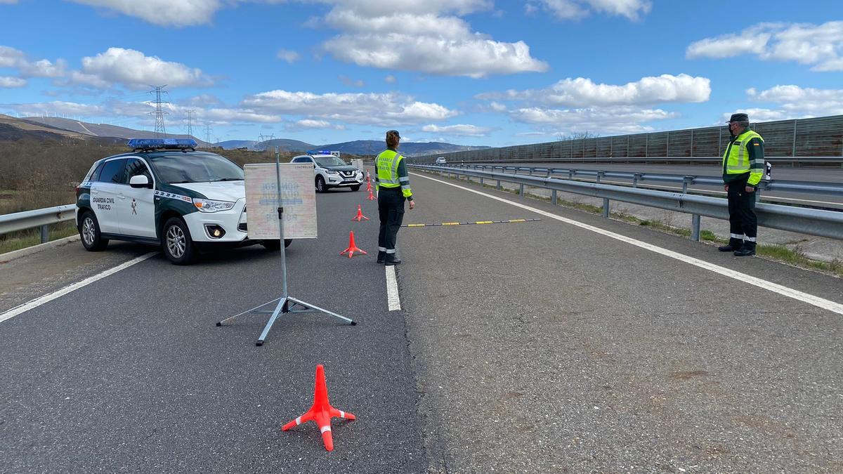 Un control de la Guardia Civil de Tráfico en la A-52 (archivo)