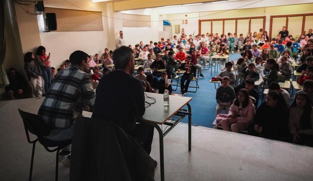 Rubén Domínguez y Adrián Abalo, con los alumnos del CEP Marcos Portela | FDV