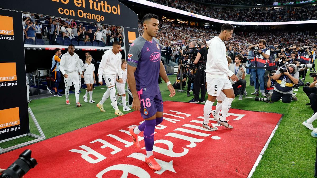 La salida de los jugadores antes del Madrid - Espanyol