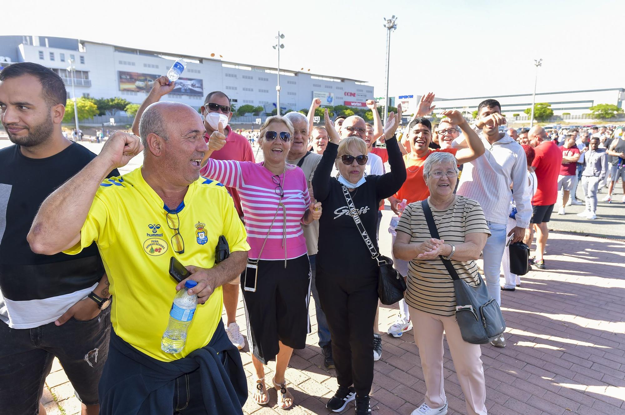 Colas para retirar las entradas de la UD Las Palmas - CD Tenerife de playoff