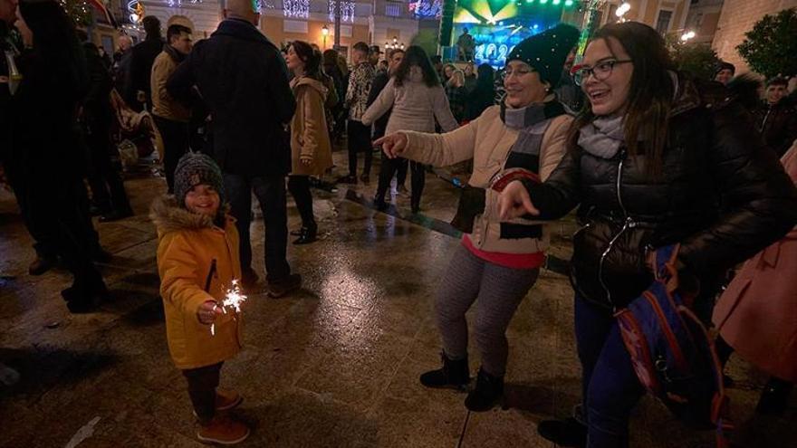 1.400 personas toman las uvas de Nochevieja en San Juan