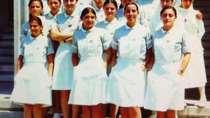 Las 18 alumnas de la primera promoción de ATS, en 1974. // FdV