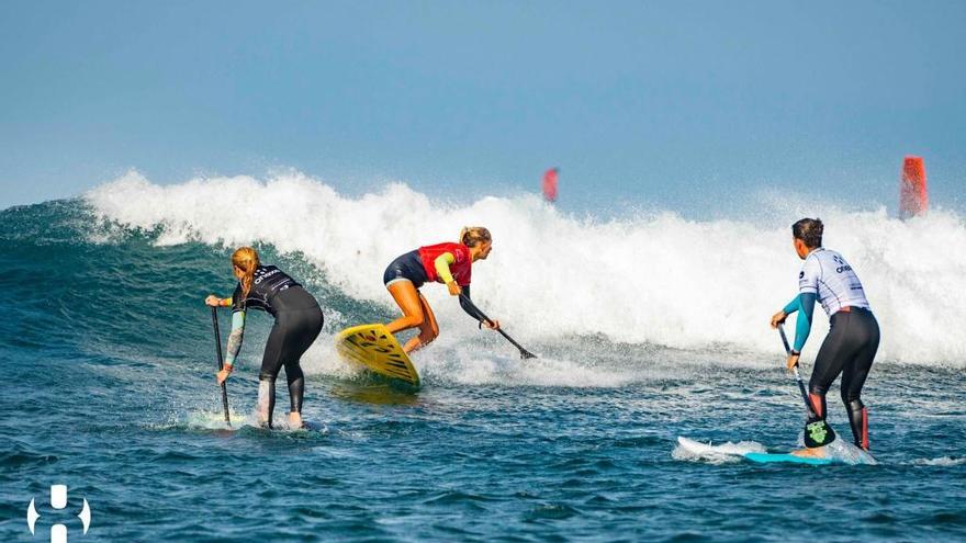 Iballa Ruano y Juan de los Reyes se proclaman campeones de España de SUP Olas en Fuerteventura