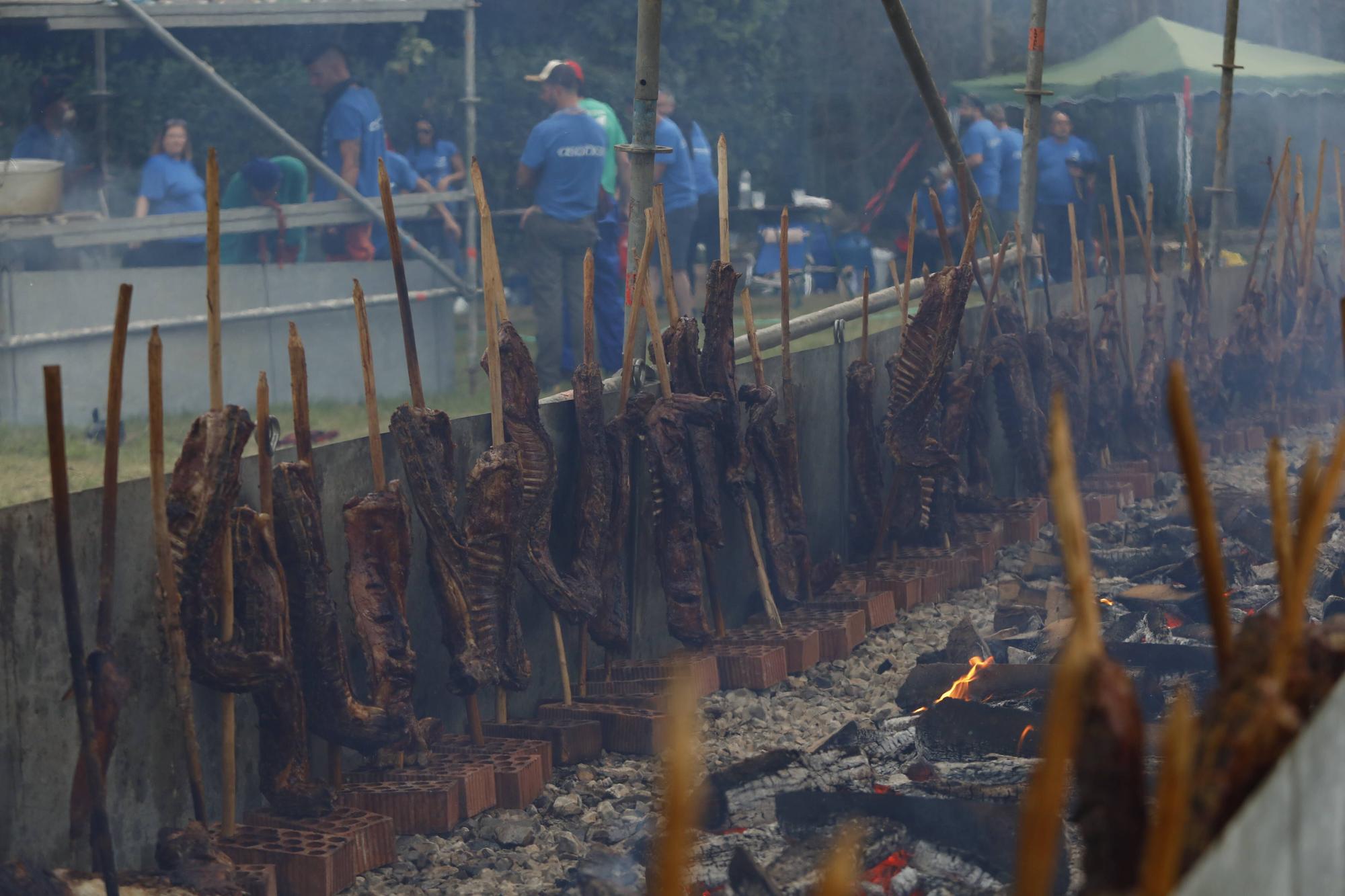 Exconxuraos hasta la bandera: espectacular noche en Llanera, con la gran cena medieval y la fiesta del fuego