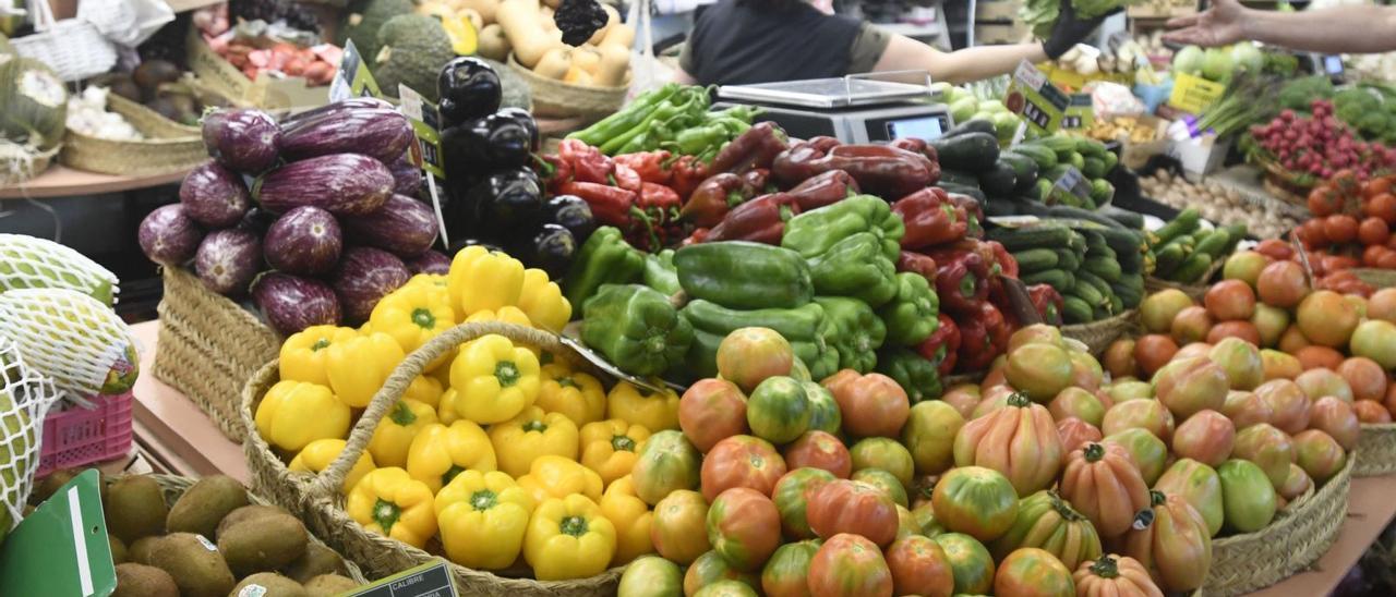 Puesto de frutas yverduras del mercadode Verónicas de Murcia.