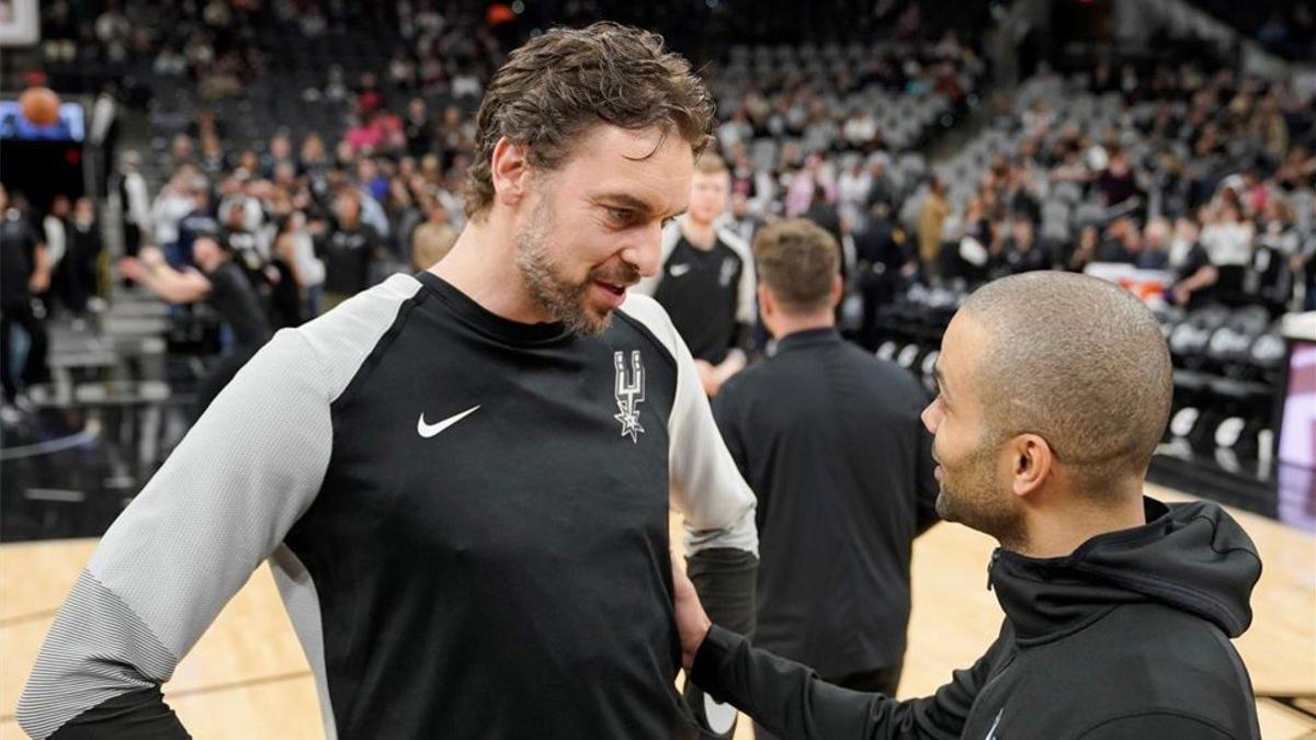 Gasol y Parker, charlando en la previa del partido