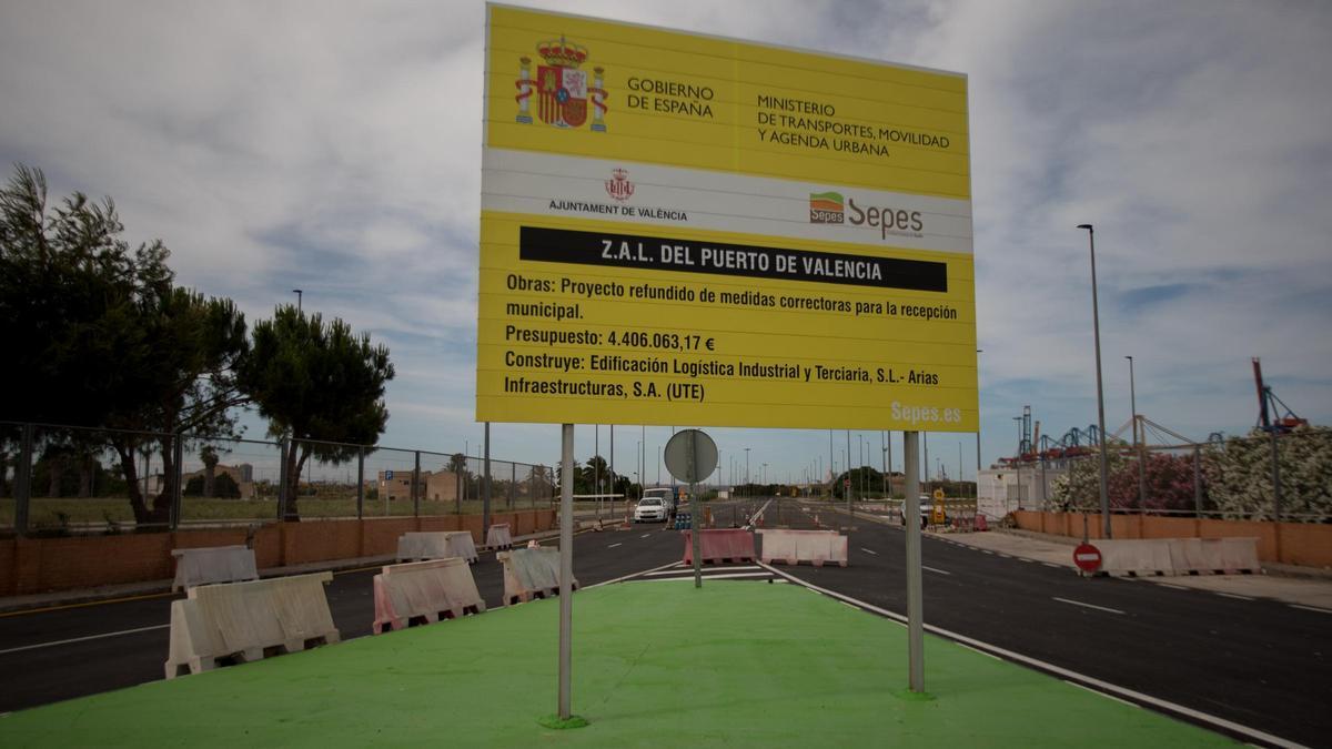Cartel anunciador de las obras de la ZAL del Puerto de València.