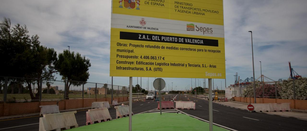 Cartel anunciador de las obras de la ZAL del Puerto de València.