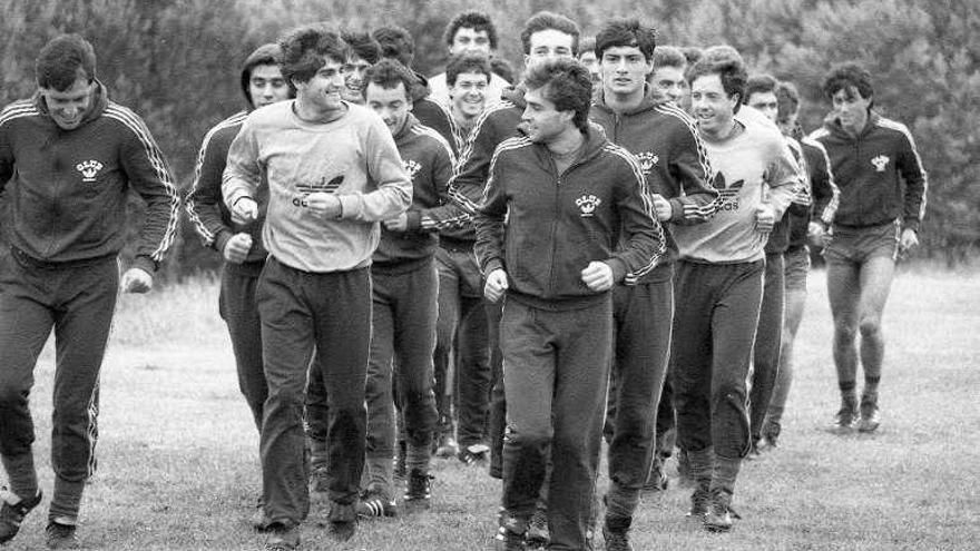 Los jugadores del Celta, en Manzaneda, en 1985. // FdV