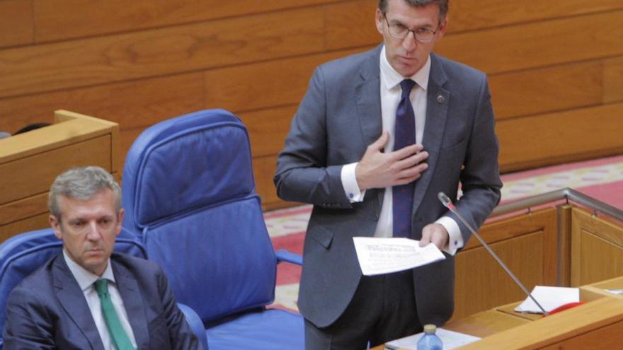 Feijóo, con Alfonso Rueda a su derecha, en el Parlamento de Galicia