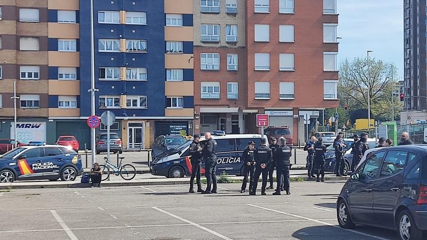 Amplio despliegue policial en Gijón por un conato de pelea a la entrada del Albergue