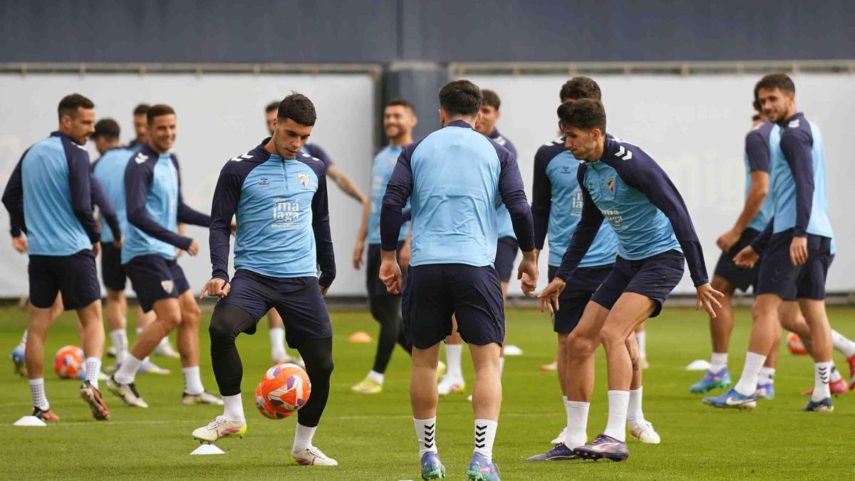 Imagen del entrenamiento del Málaga CF en el Anexo este viernes.