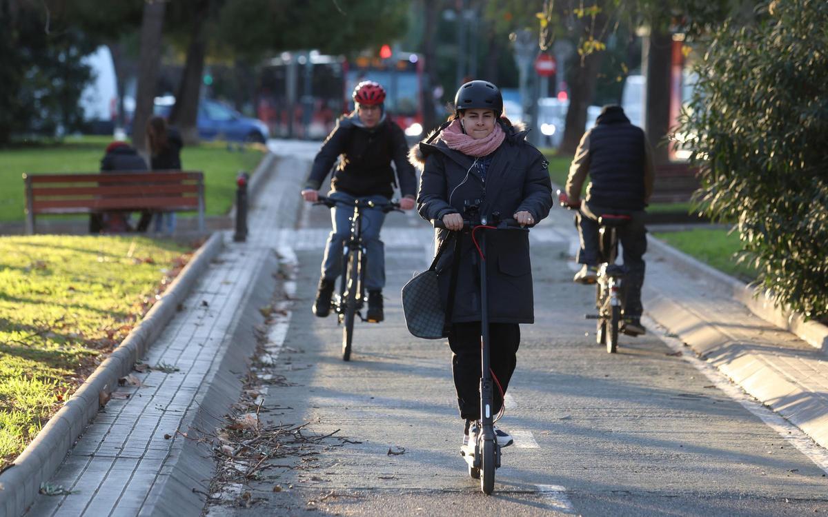Patinetes y bicicletas en la ciudad de València.