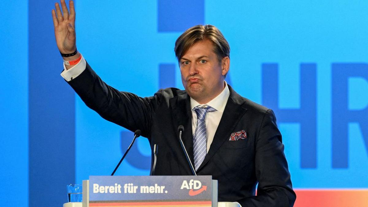 Maximilian Krah, candidat al Parlament Europeu per AfD, durant un discurs l’estiu passat.   | ANNEGRET HILSE / REUTERS
