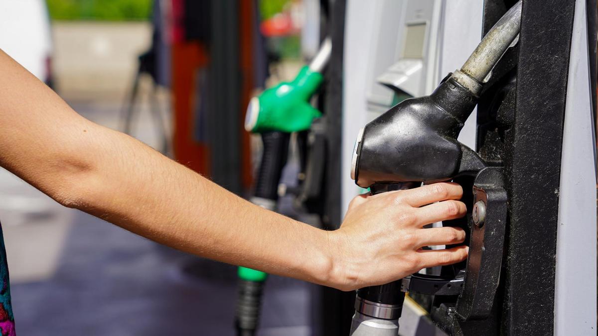 Un cliente en el surtidor de gasolina.
