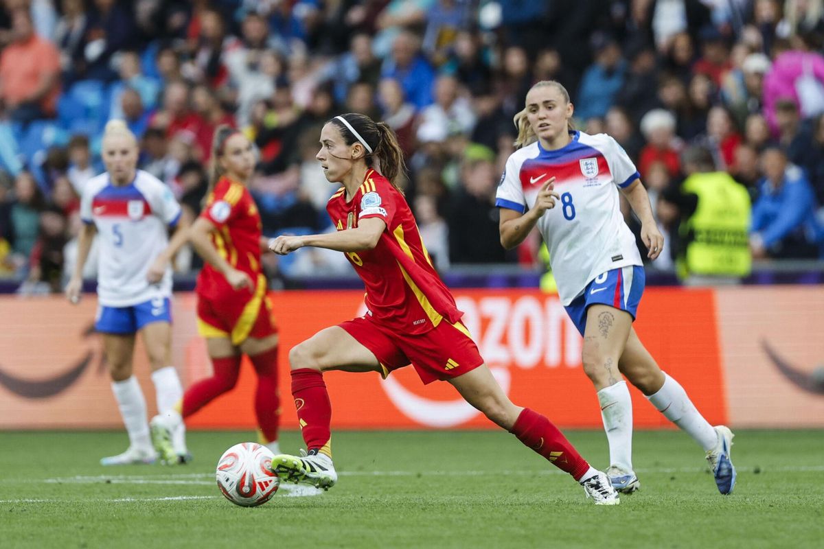 BASILEA (SUIZA), 27/07/2025.- La centrocampista de la selección española, Aitana Bonmatí (i), con el balón ante la jugadora de Inglaterra, Georgia Stanway, durante el encuentro correspondiente a la final de la Eurocopa Femenina 2025 que disputan este domingo España e Inglaterra en el St. Jakob Park de Basilea (Suiza). EFE/ Ana Escobar.