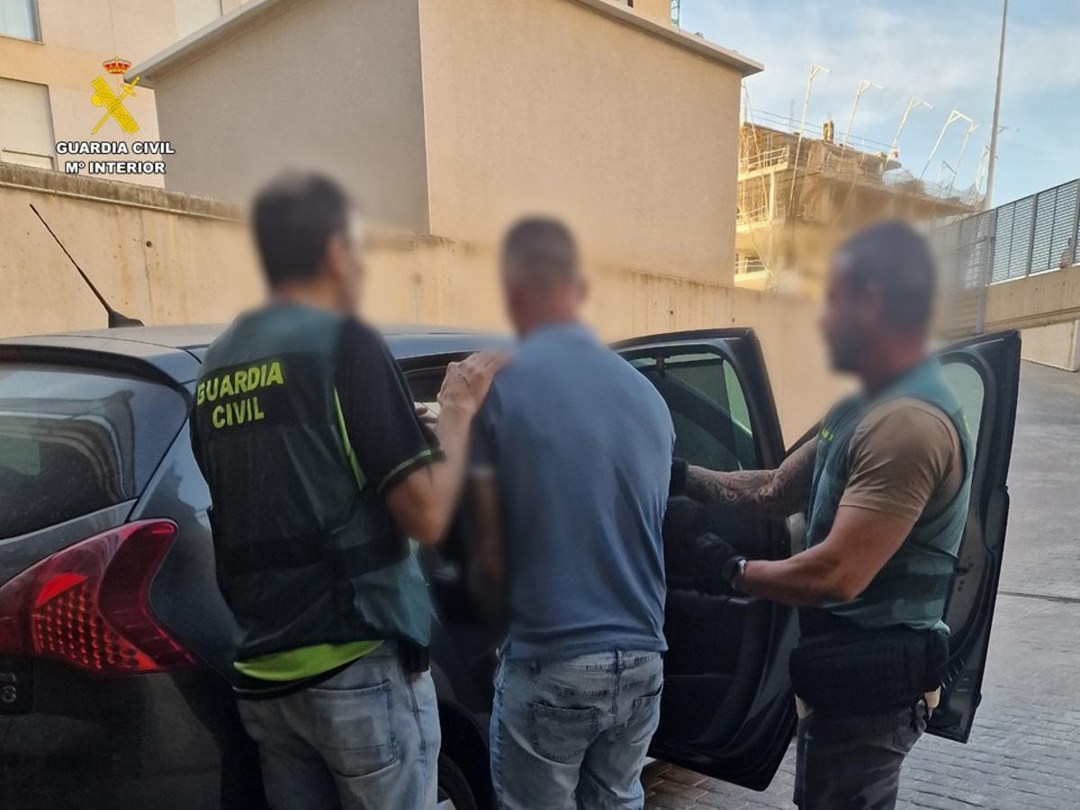 Agentes de la Guardia Civil de Santa Pola detuvieron al presunto autor del disparo sobre su hermana en la vivienda que habían precintado