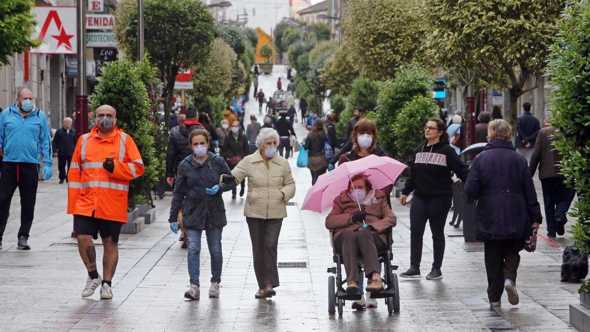 Personas mayores paseando por la calle Urzaiz, en la zona del Calvario / Marta G. Brea