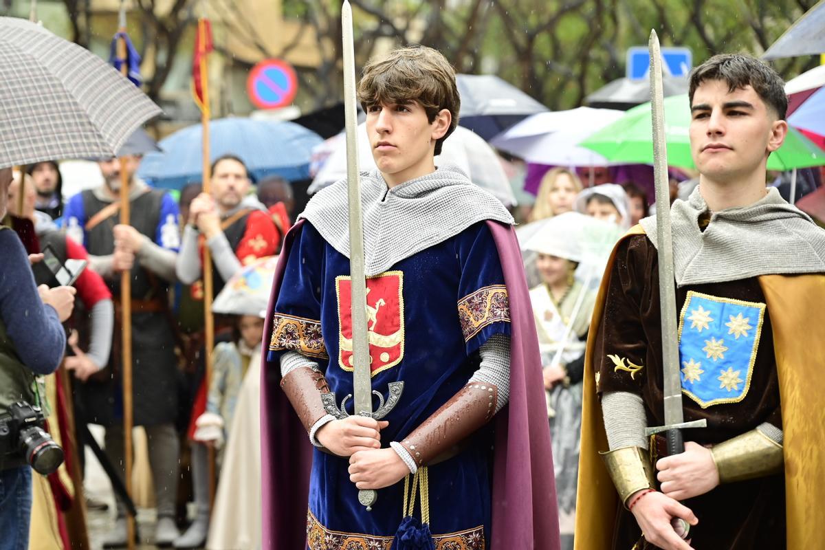 Galería de imágenes: La Germandat dels Cavallers de la Conquesta desafía a la lluvia para homenajear al monarca