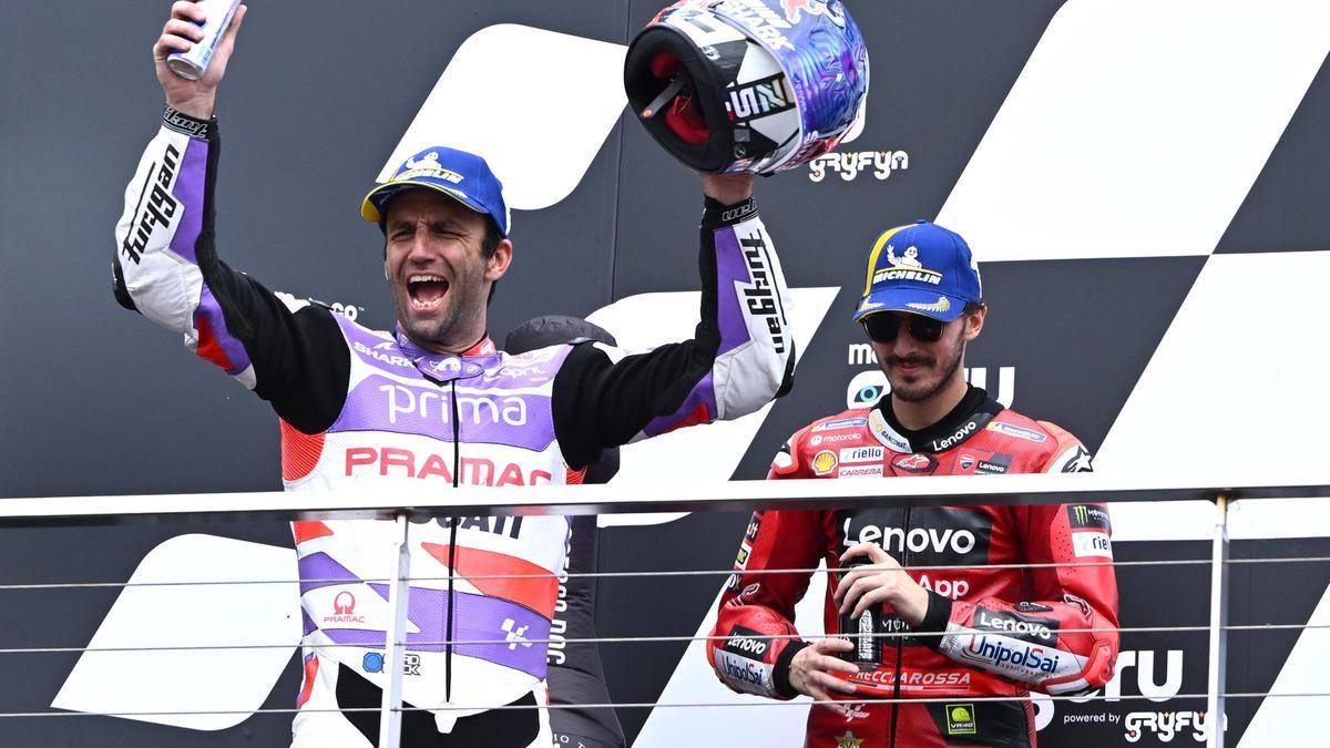 Zarco sube por primera vez a lo más alto del podio de MotoGP. Jorge Martín se lía