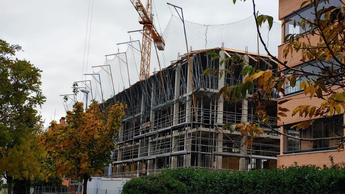 Un edificio en construcción en Jaca, una población con un índice muy alto de segundas residencias.